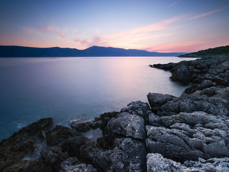 Ормар од орев со плетена врата